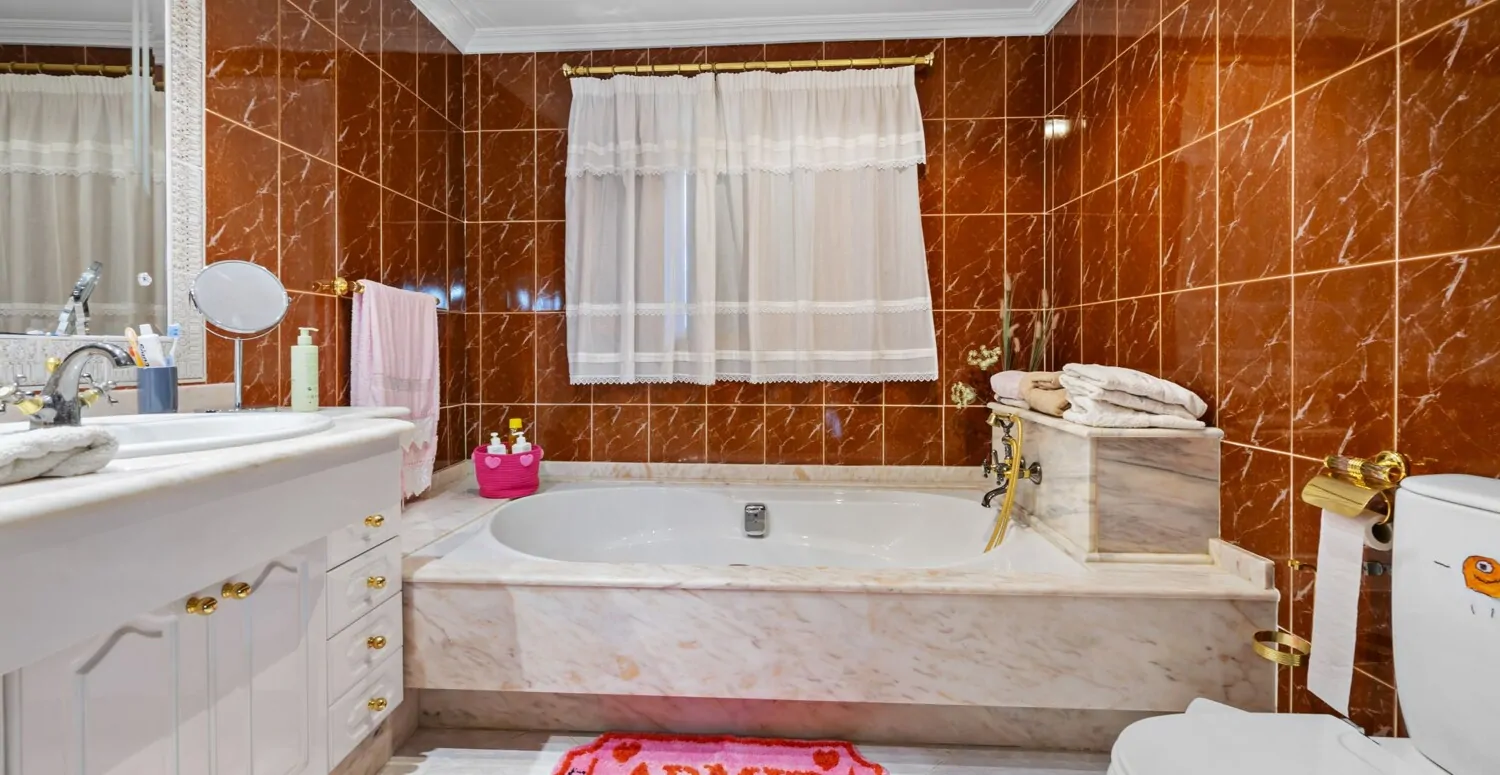 Badezimmer mit Badewanne