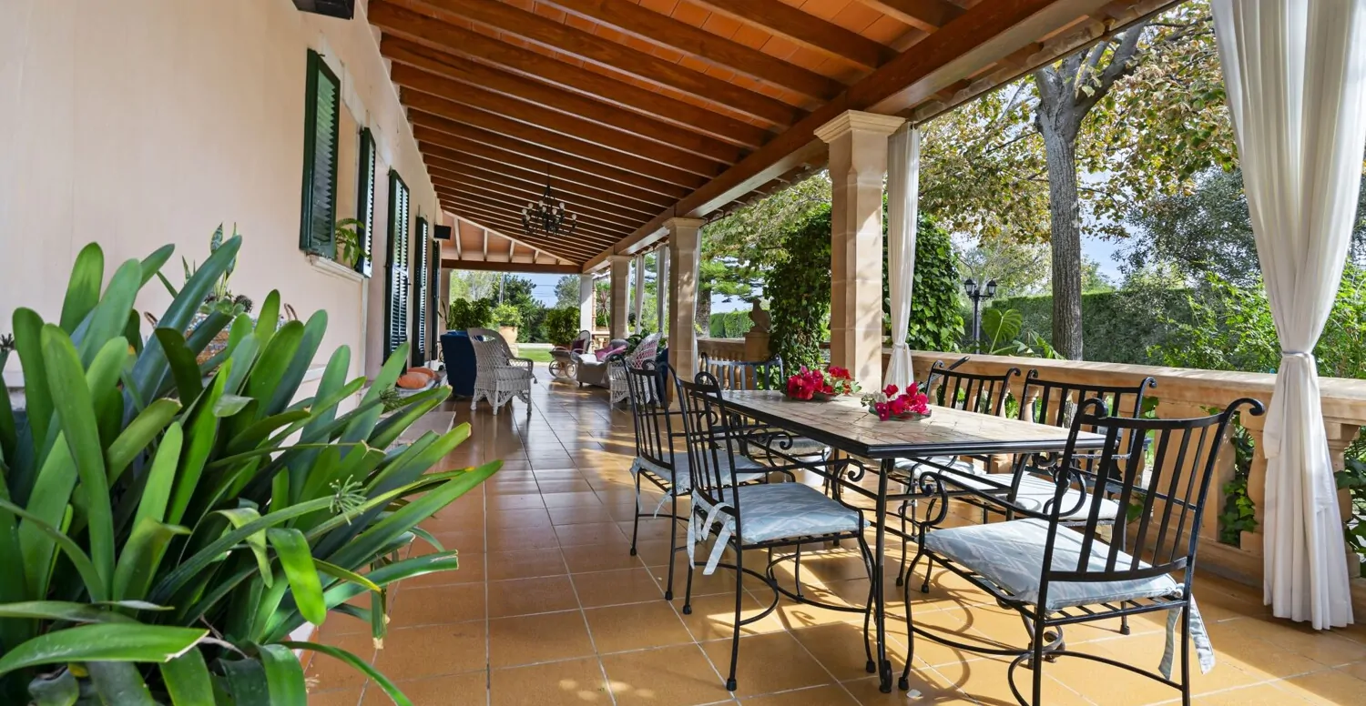 Esstisch auf der überdachten Terrasse