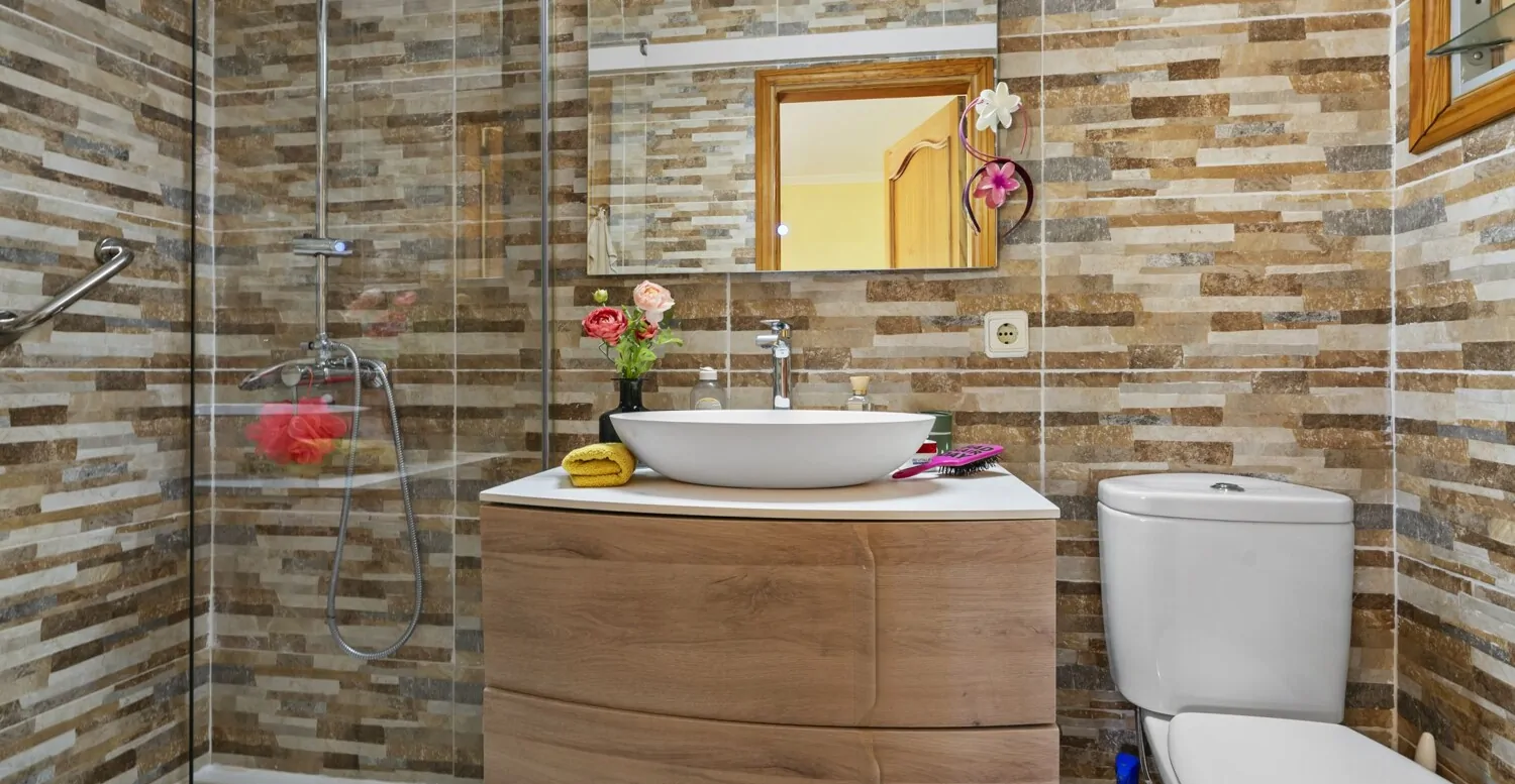 Badezimmer mit Dusche