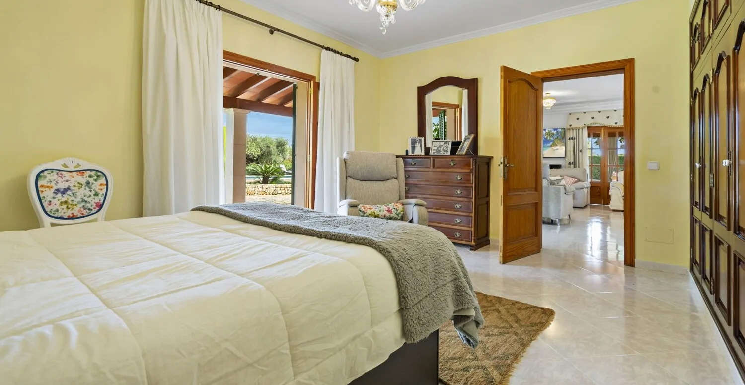 Schlafzimmer mit Einbauschrank