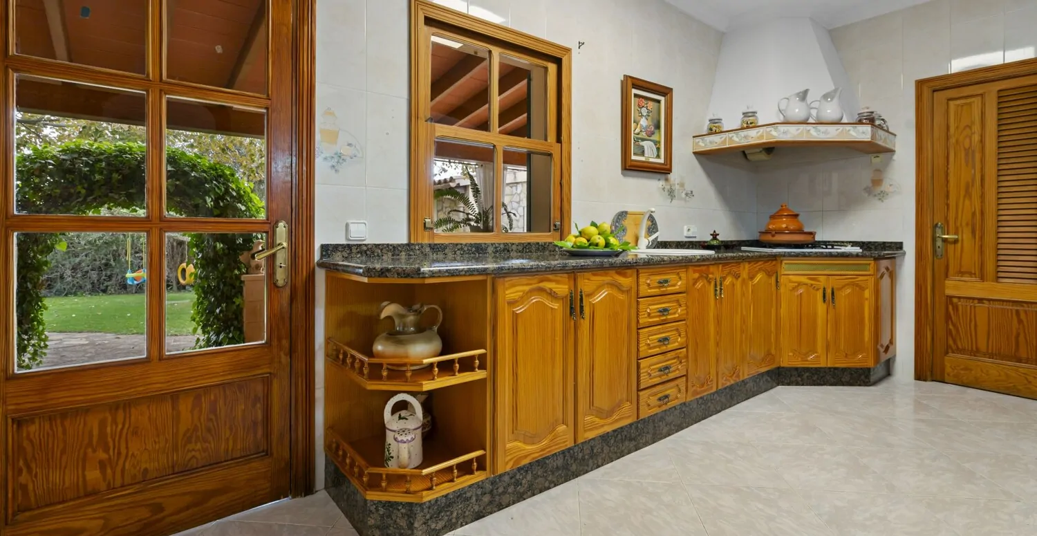 Einbauküche mit Blick in den Garten