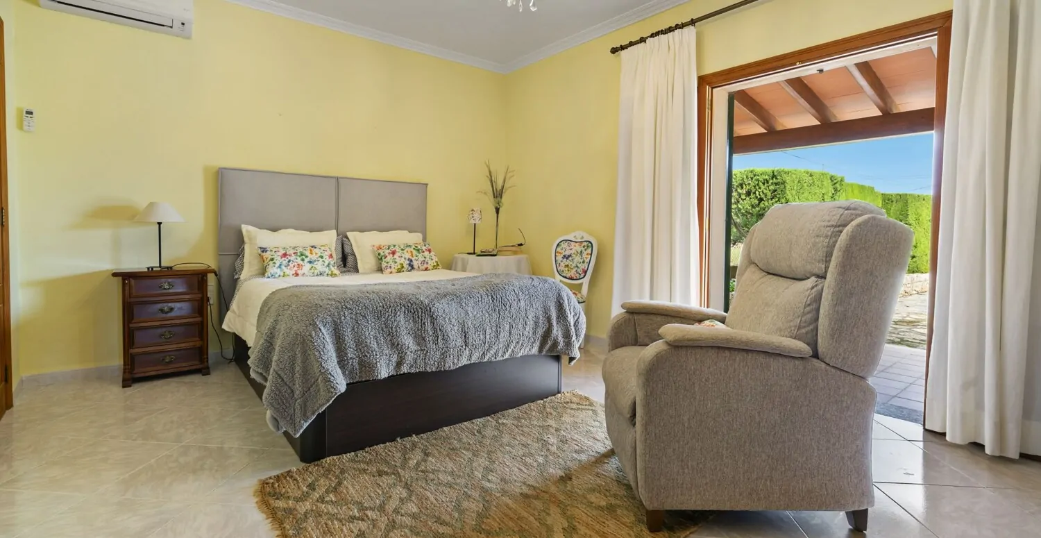 Schlafzimmer mit Zugang zur Terrasse