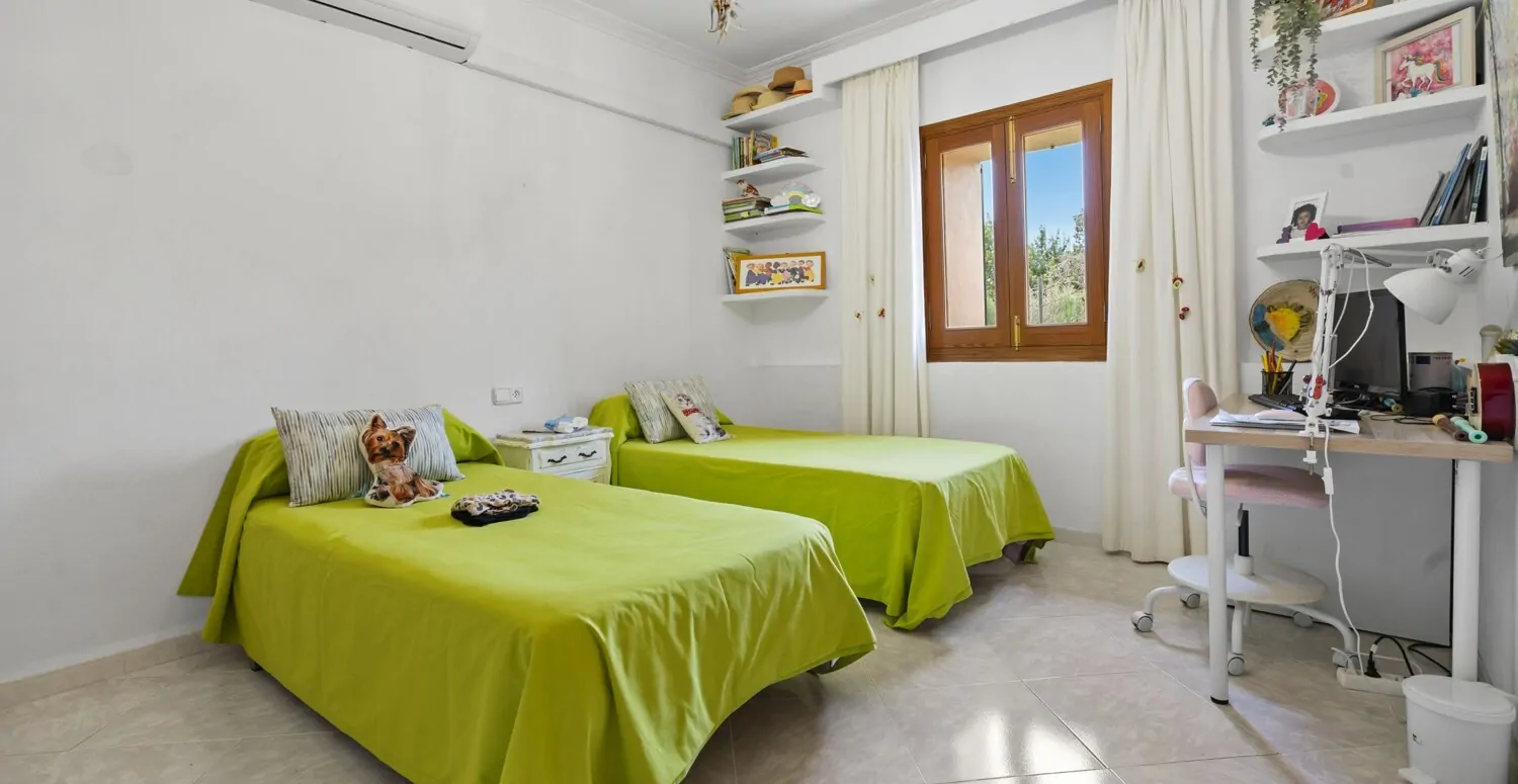 Schlafzimmer mit Doppelbett