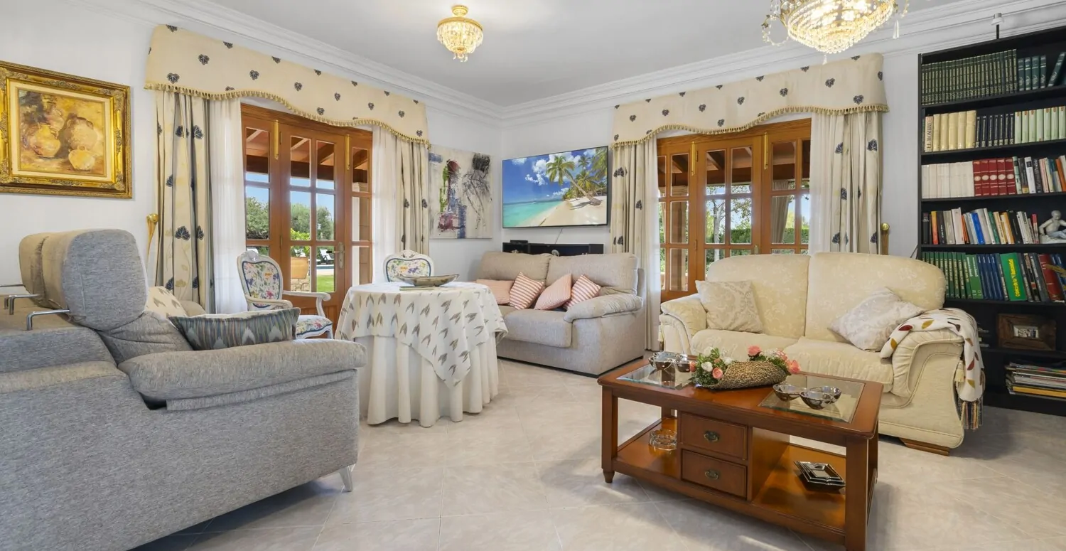 Wohnzimmer mit Blick zum Pool