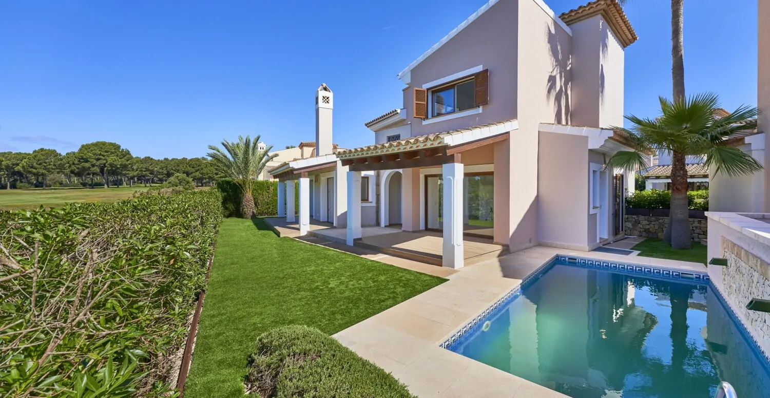 Detached house with pool