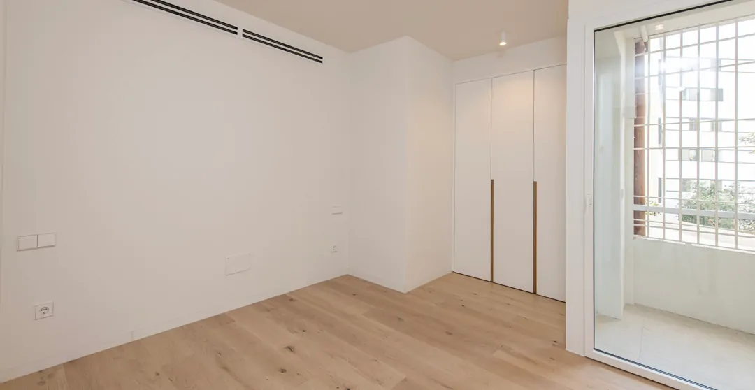 Dormitorio con balcón