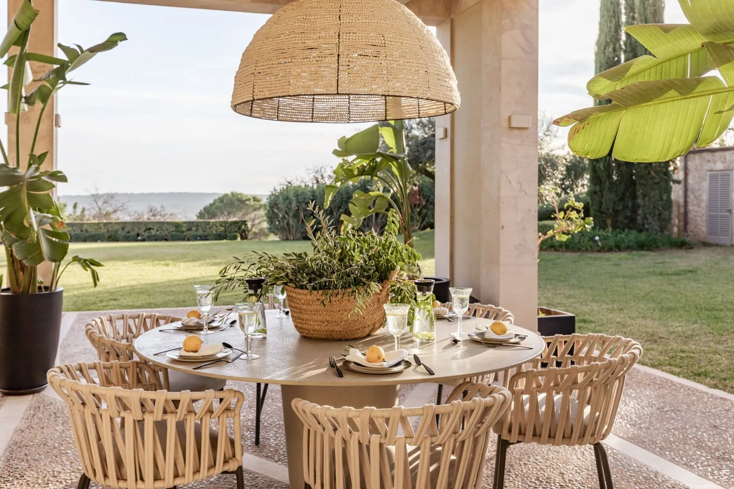 Mesa de comedor en la terraza
