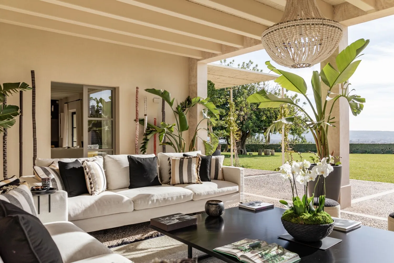 Zona de asientos cubierta en la terraza