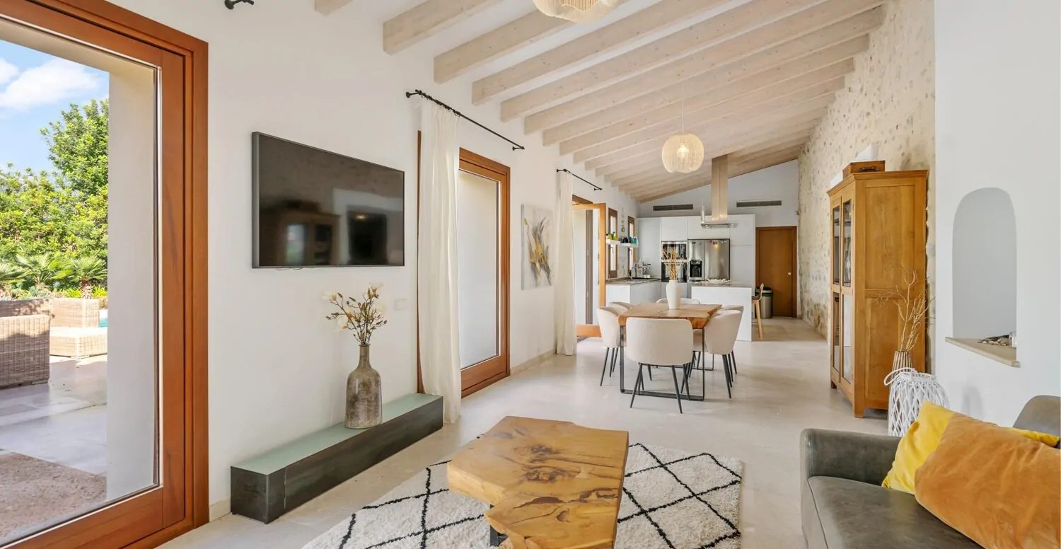 Wohnzimmer mit Blick auf das Esszimmer