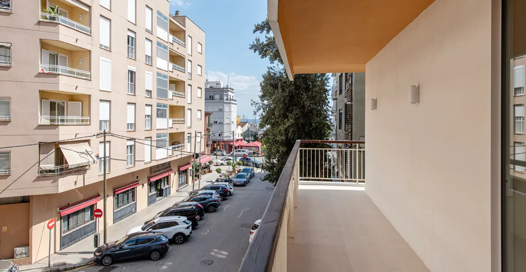 Balkon mit Blick zum Meer