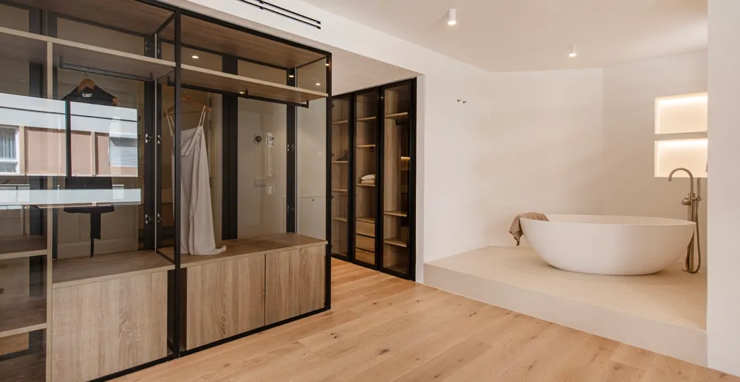 Ankleide mit frei stehender Badewanne