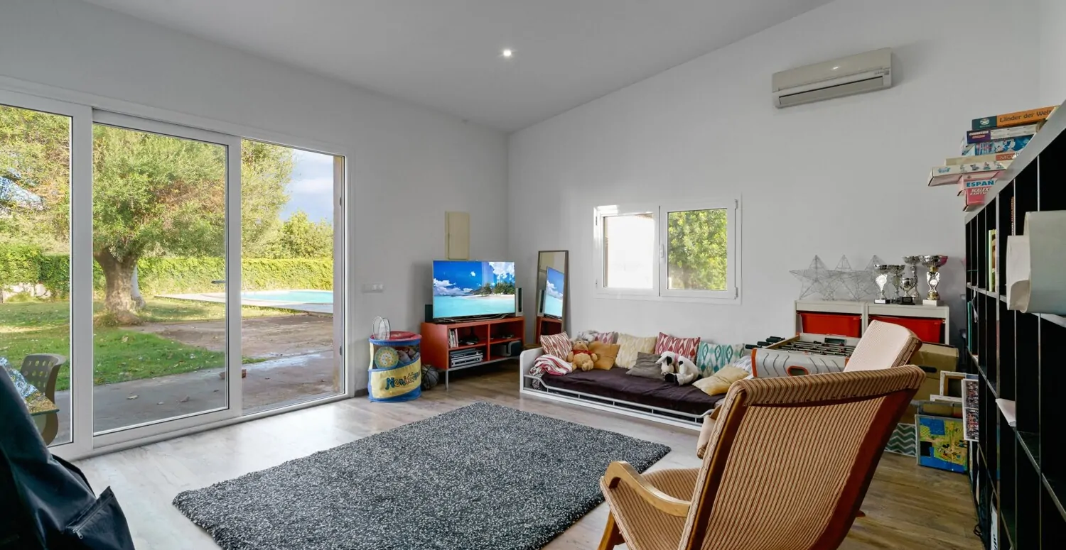 Wohnzimmer mit Blick in den Garten