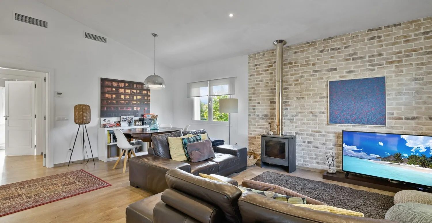 Wohnzimmer mit Kamin