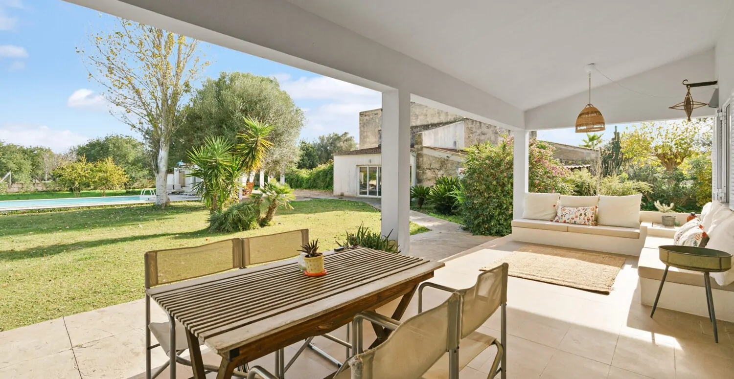 Überdachte Terrasse mit Blick zum Pool
