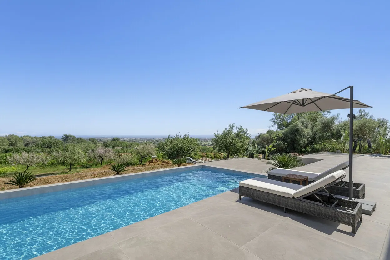 Piscina y terraza