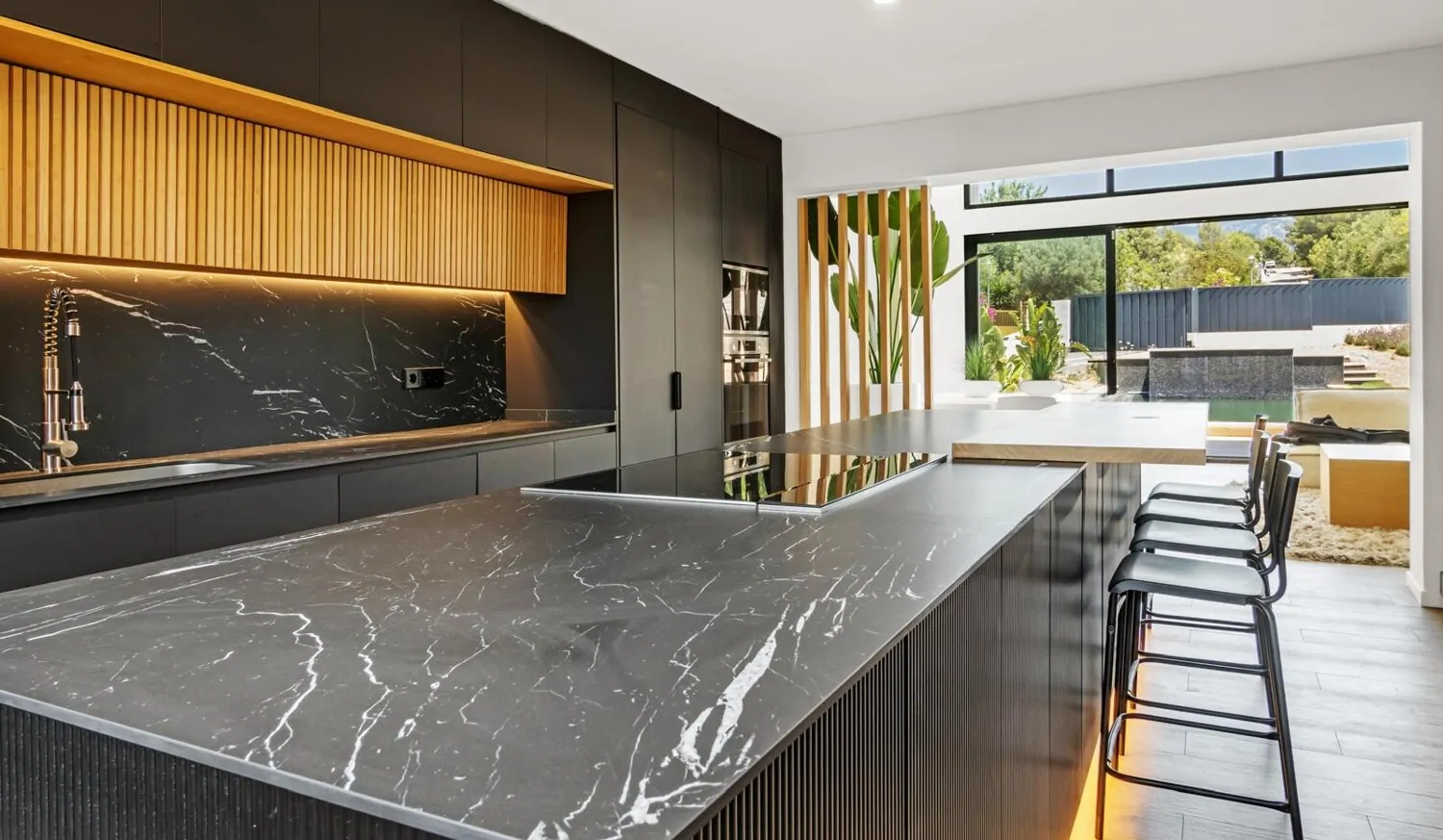 Kochinsel und Blick zum Pool