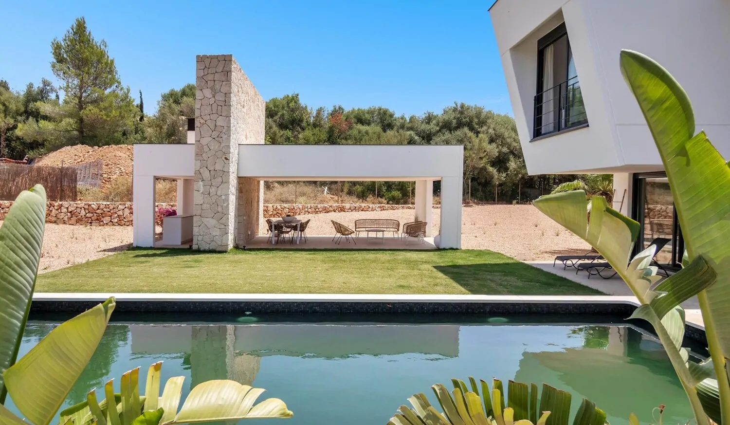 Pool mit Nebengebäude