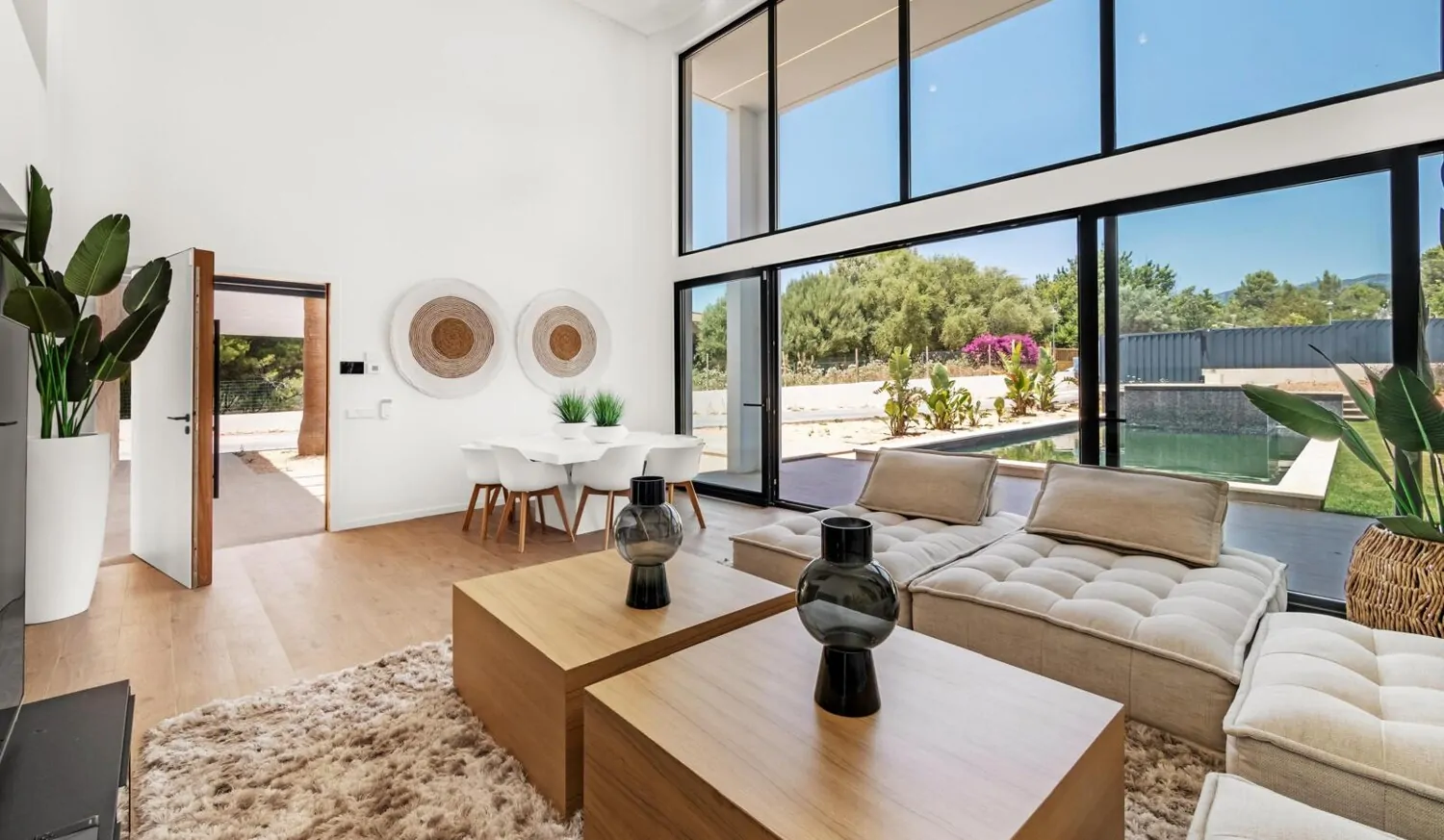 Wohnbereich mit Blick zum Pool
