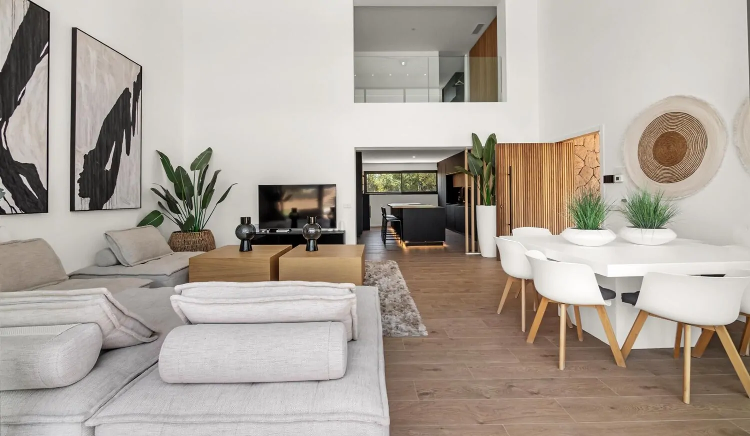 Wohnbereich mit hohen Decken