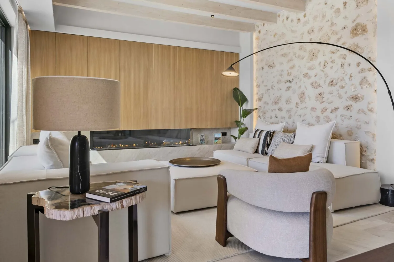 Sala de estar con chimenea