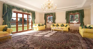 von_poll_real_estate_property_ES191207_image_20