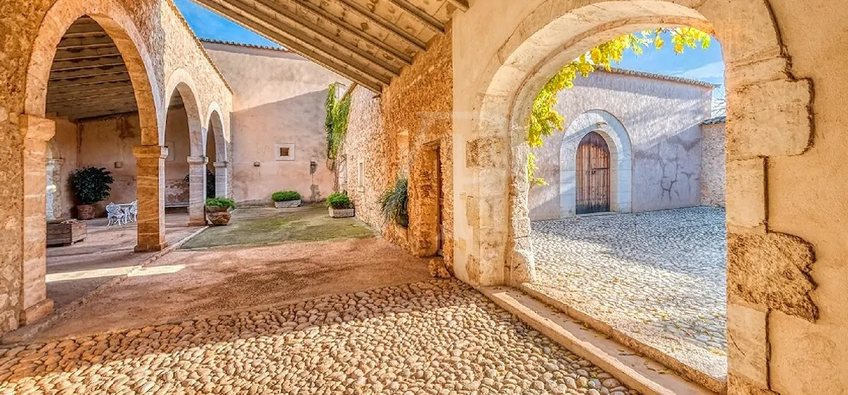 Große-rustikale-Finca-bei-Llubí