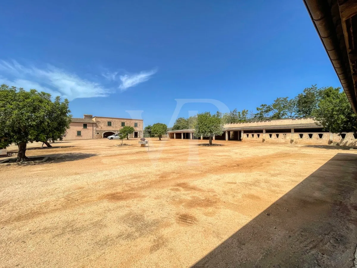 Large-rustic-finca-near-Llubí