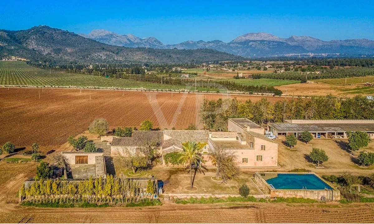 Large-rustic-finca-near-Llubí