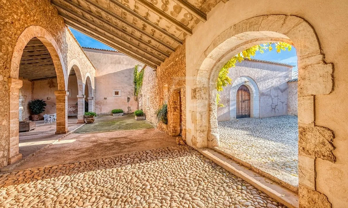 Large-rustic-finca-near-Llubí