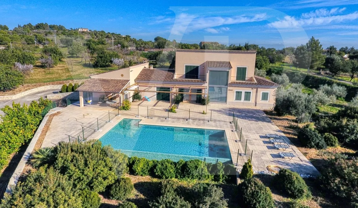 Moderne Finca mit Vermietlizenz, Pool und traumhaftem Panoramablick in Moscari, Selva, Mallorca