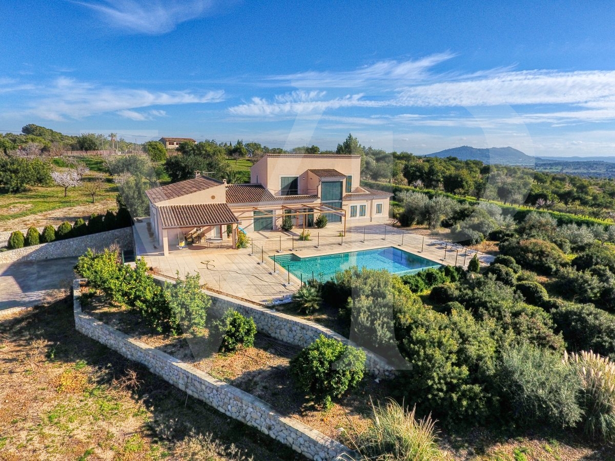 Moderne Finca mit Vermietlizenz, Pool und traumhaftem Panoramablick in Moscari, Selva, Mallorca