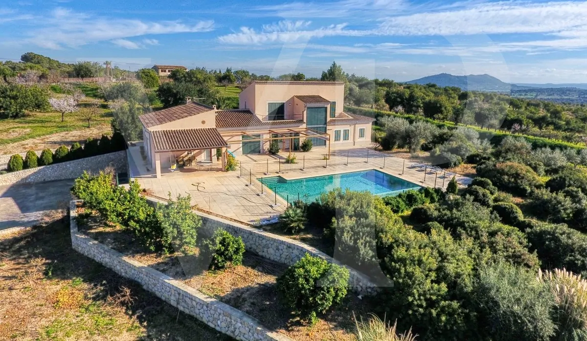 Moderne Finca mit Vermietlizenz, Pool und traumhaftem Panoramablick in Moscari, Selva, Mallorca