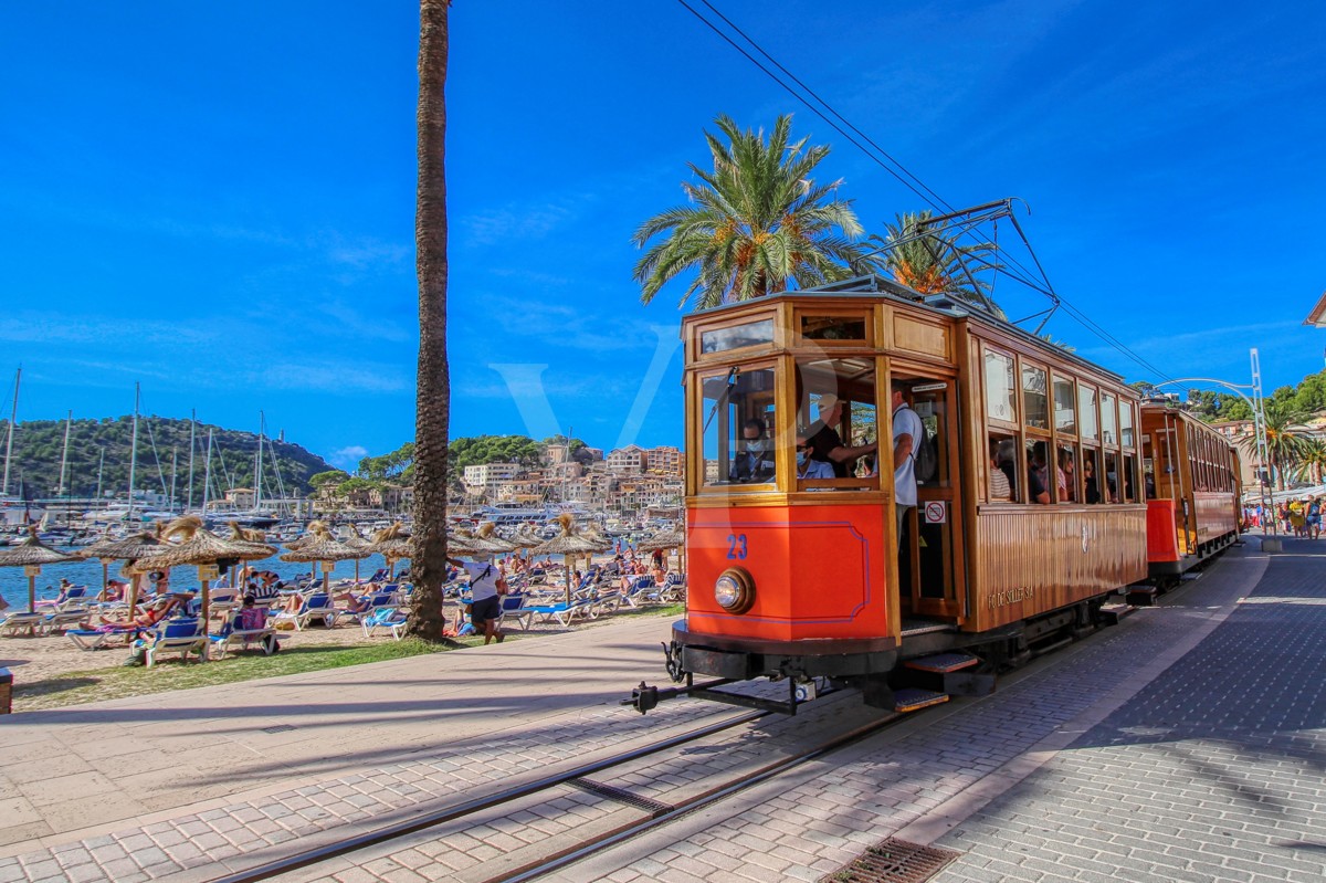 Zu verkaufen traditionelles Haus mit großem Garten, überdachtem Parkplatz und fantastischer Aussicht auf Sóller