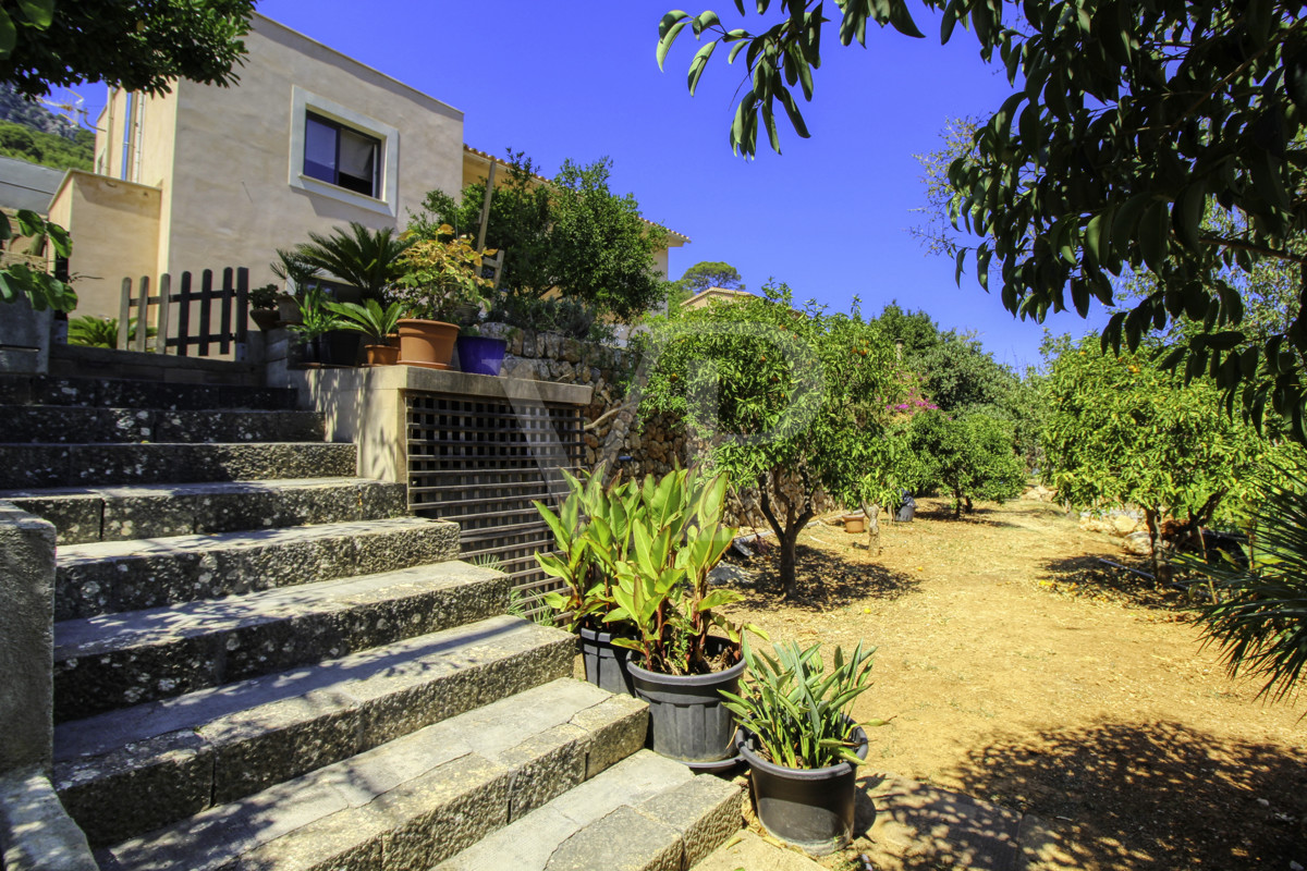 Zu verkaufen traditionelles Haus mit großem Garten, überdachtem Parkplatz und fantastischer Aussicht auf Sóller