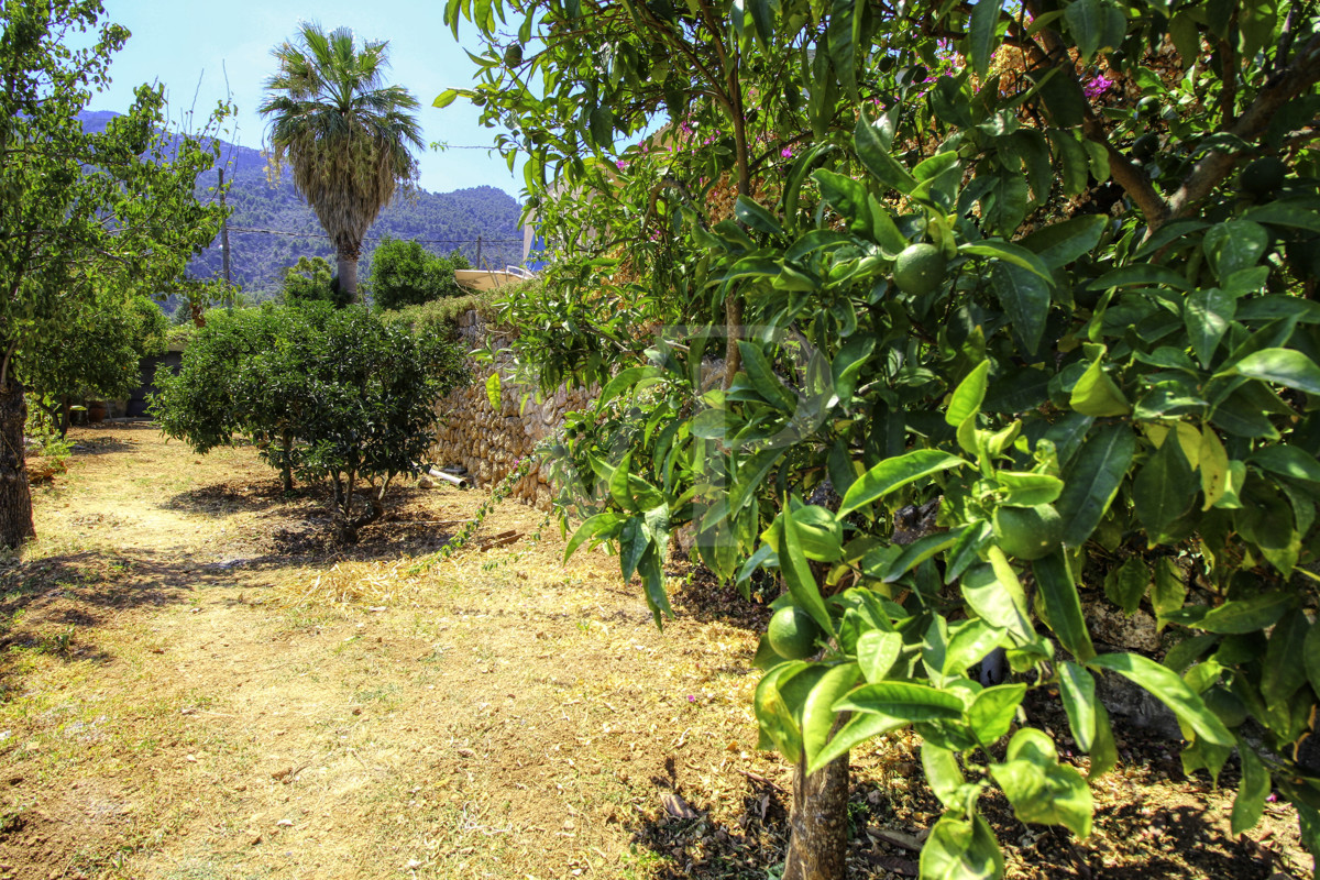 Zu verkaufen traditionelles Haus mit großem Garten, überdachtem Parkplatz und fantastischer Aussicht auf Sóller