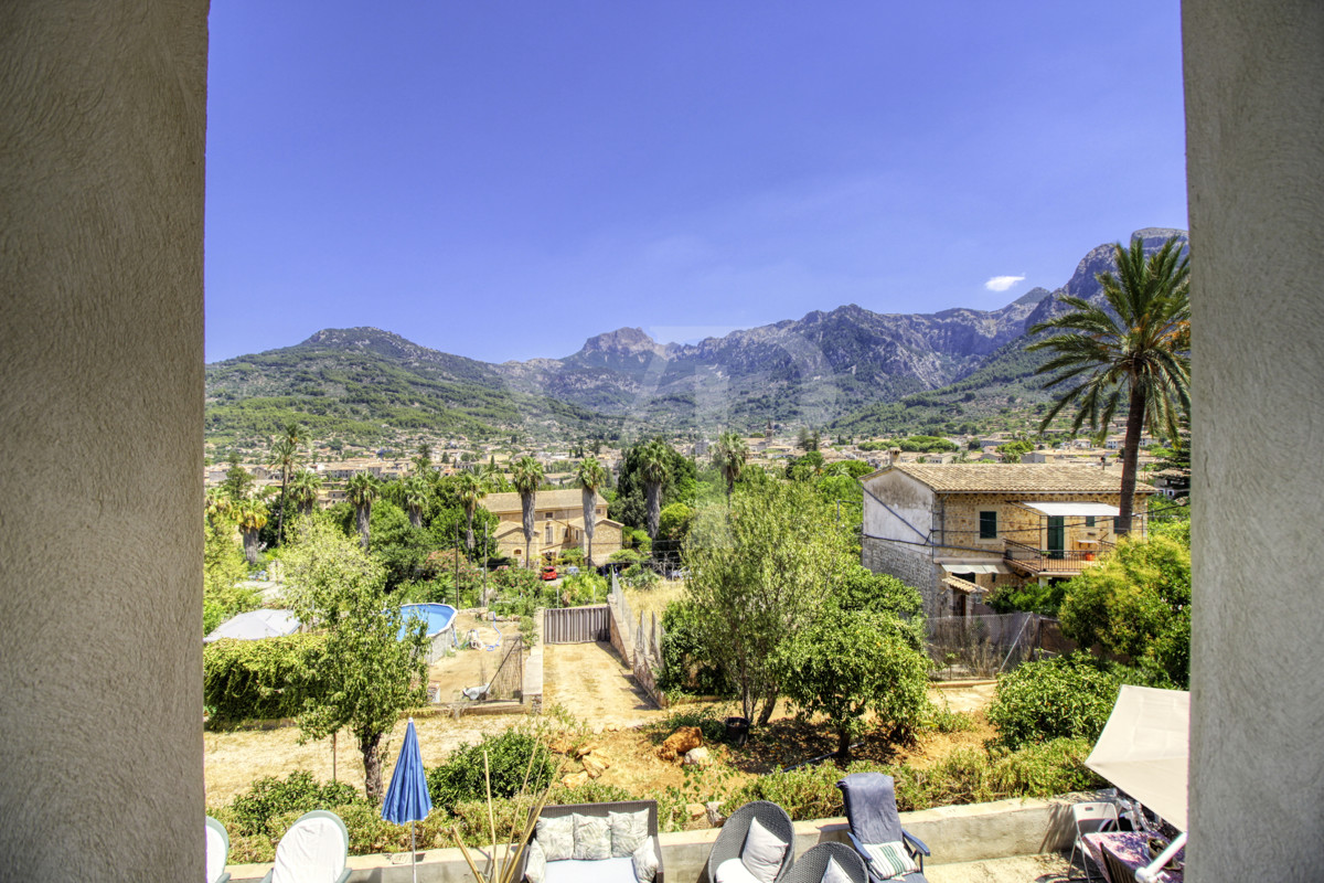 Zu verkaufen traditionelles Haus mit großem Garten, überdachtem Parkplatz und fantastischer Aussicht auf Sóller