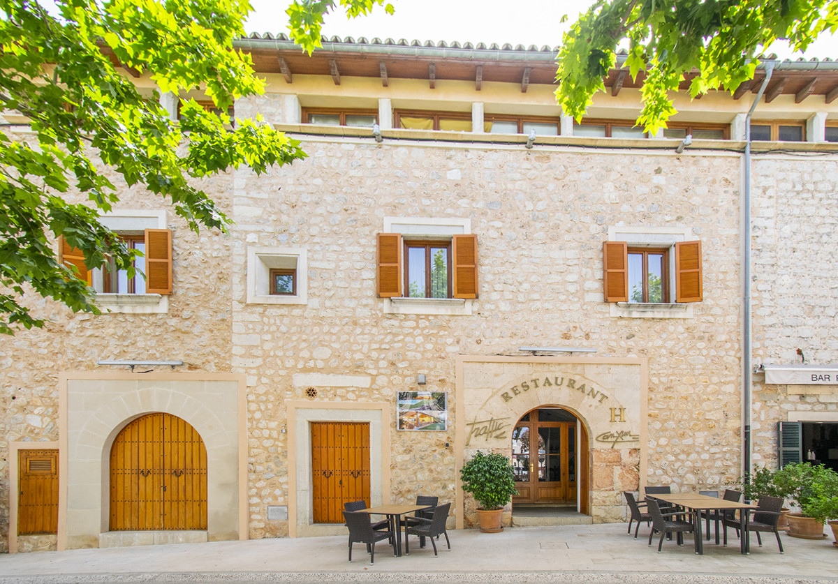 For sale a fantastic boutique hotel and restaurant with swimming pool in Alaró.