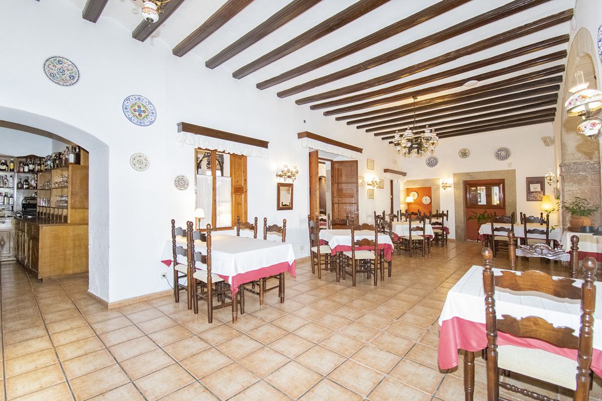 For sale a fantastic boutique hotel and restaurant with swimming pool in Alaró.