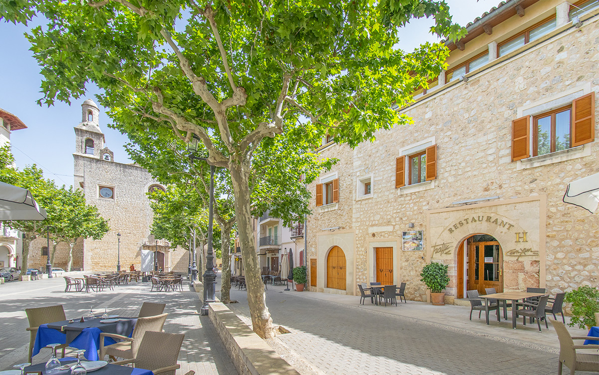 For sale a fantastic boutique hotel and restaurant with swimming pool in Alaró.