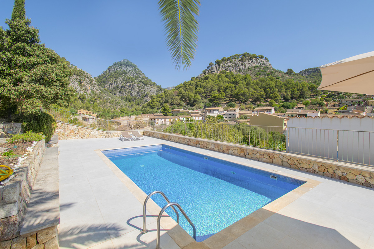 Magnificent-house-with-pool-and-views-in-Caimari-Mallorca