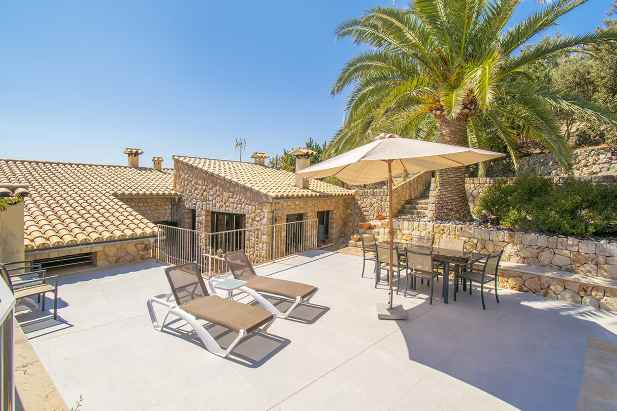 Wunderschönes-Haus-mit-Pool-und-Aussicht-in-Caimari-Mallorca