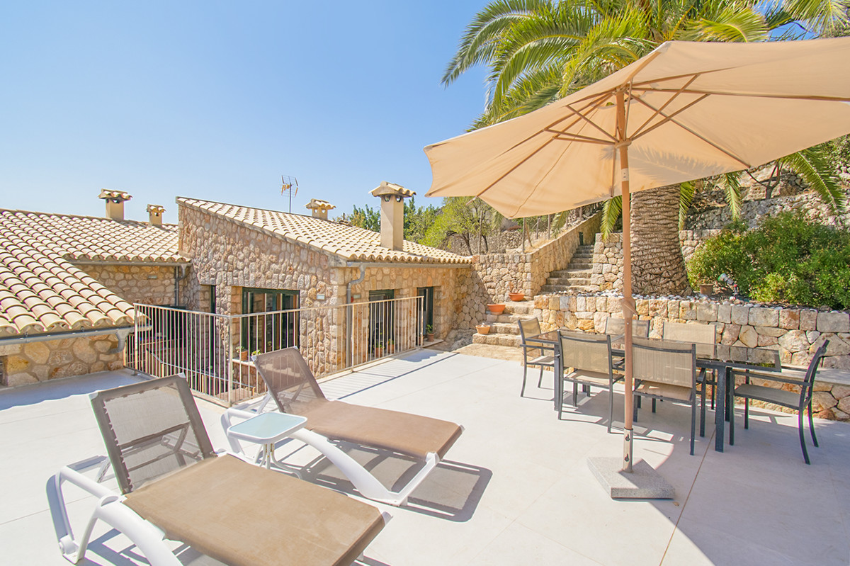 Wunderschönes-Haus-mit-Pool-und-Aussicht-in-Caimari-Mallorca