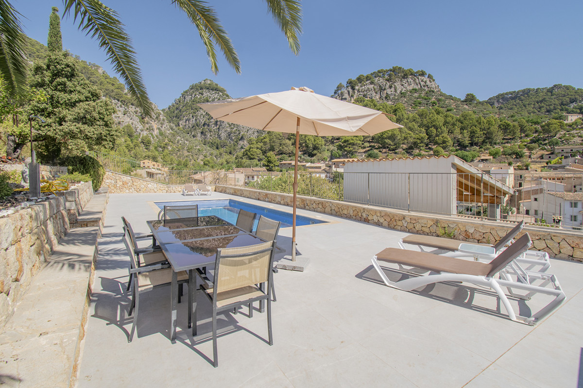 Wunderschönes-Haus-mit-Pool-und-Aussicht-in-Caimari-Mallorca