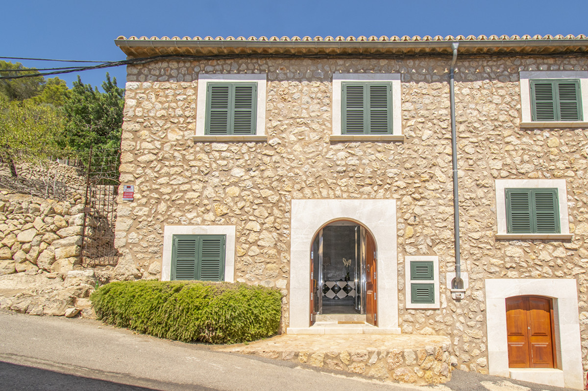 Wunderschönes-Haus-mit-Pool-und-Aussicht-in-Caimari-Mallorca