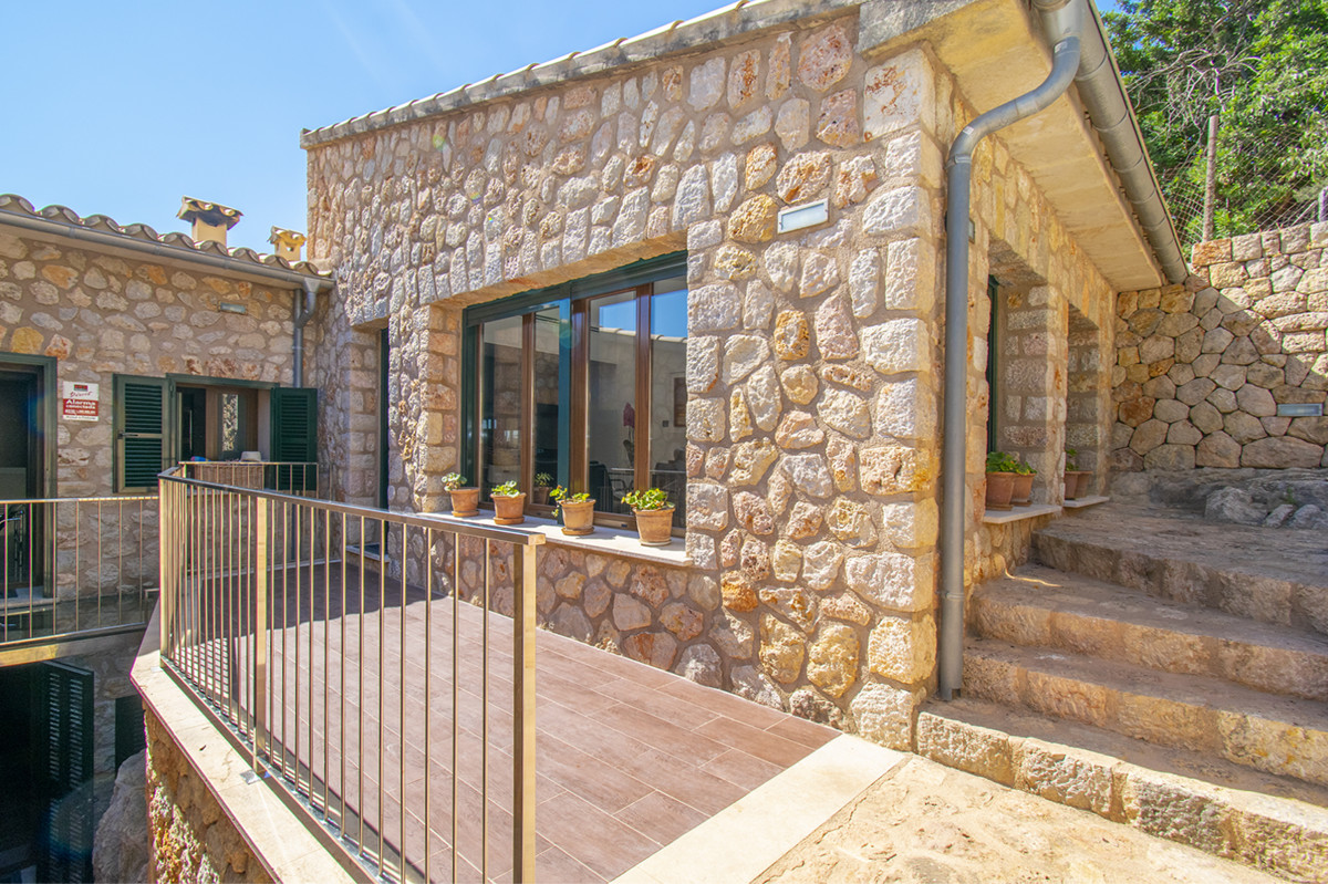 Wunderschönes-Haus-mit-Pool-und-Aussicht-in-Caimari-Mallorca