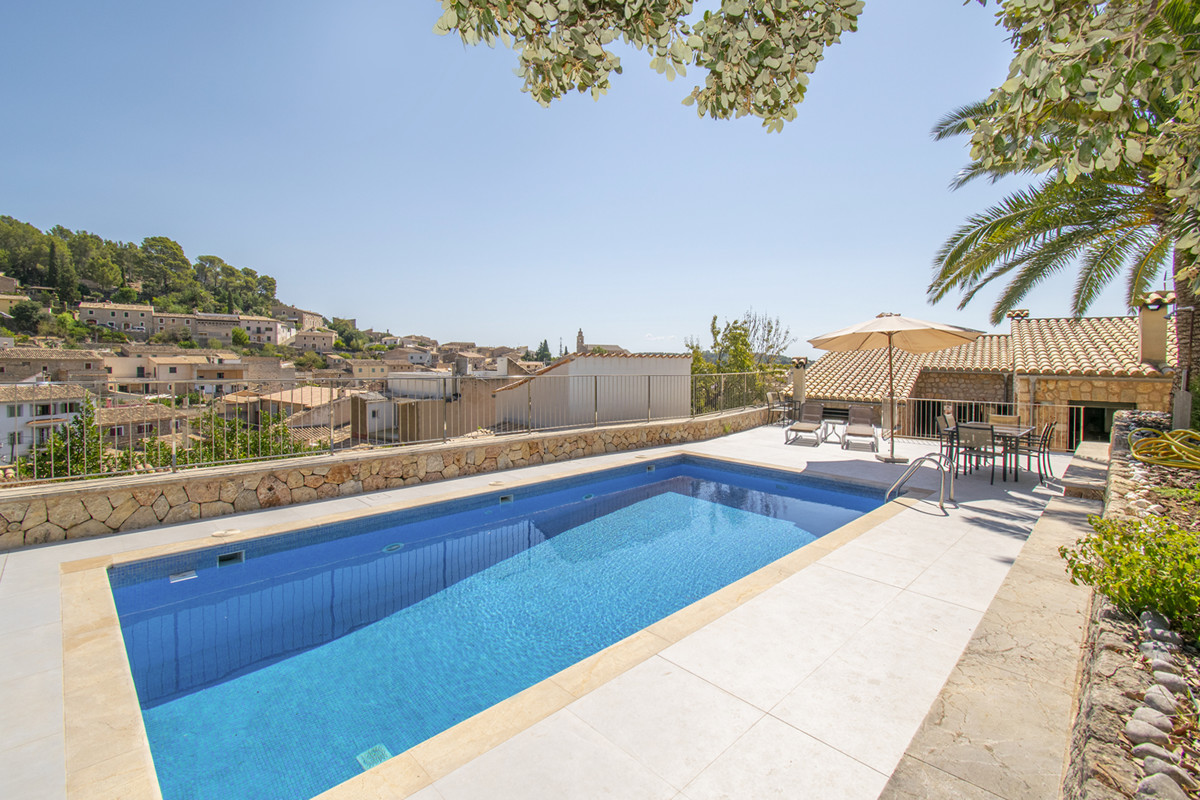 Wunderschönes-Haus-mit-Pool-und-Aussicht-in-Caimari-Mallorca