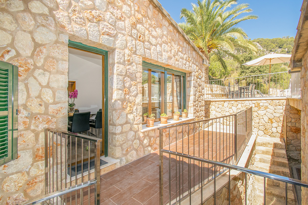 Wunderschönes-Haus-mit-Pool-und-Aussicht-in-Caimari-Mallorca