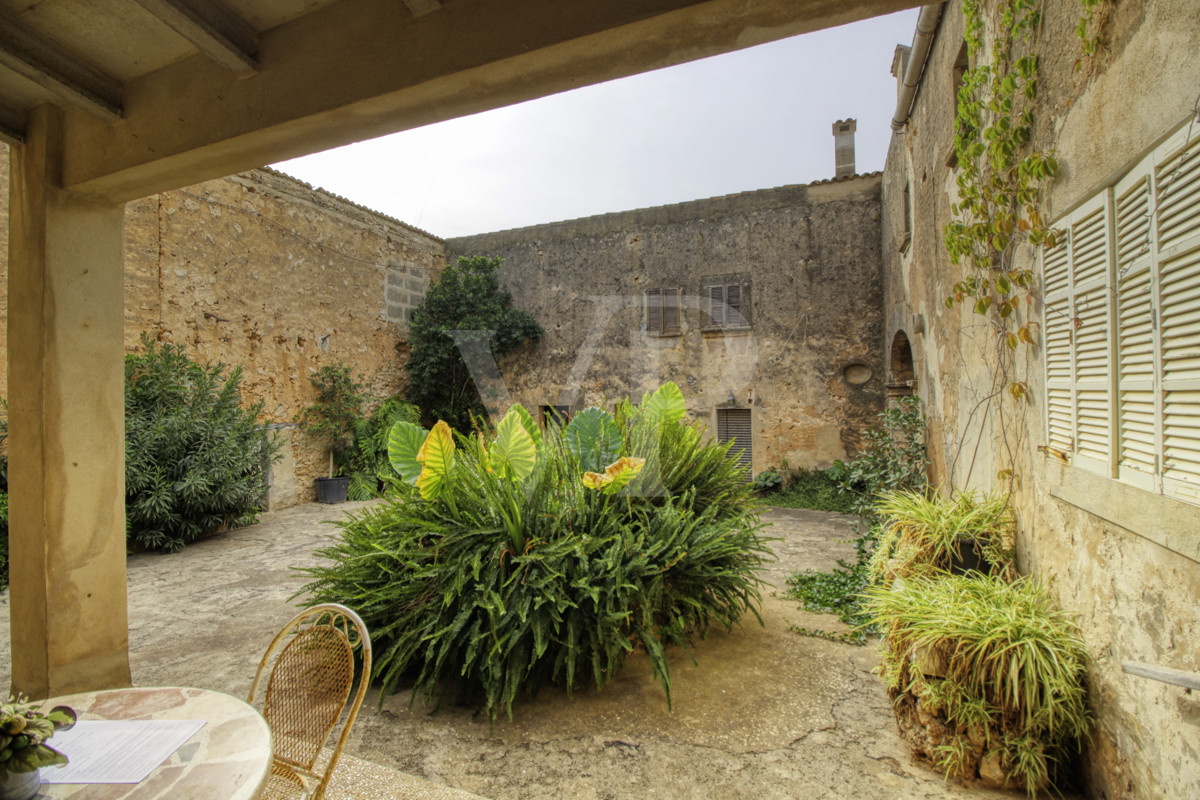 Casa del siglo XVII para reformar más gran parcela  para construir en el este de Palma de Mallorca