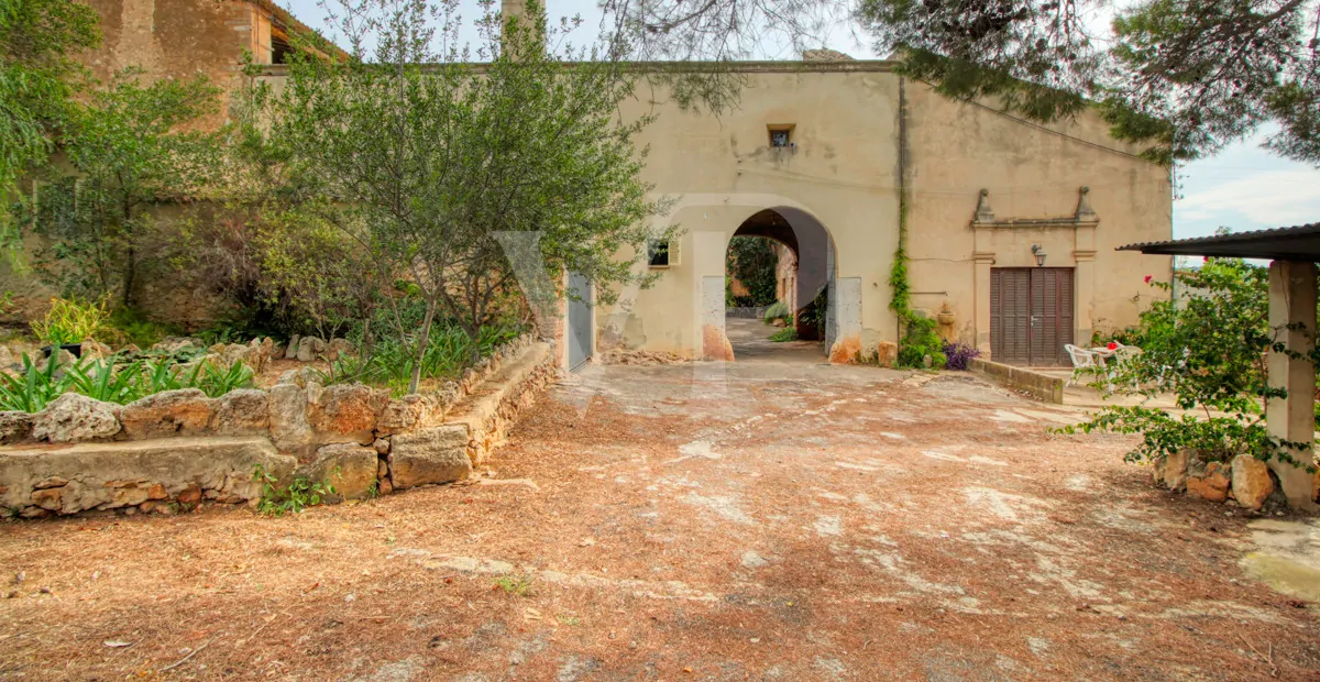 Zu renovierendes Haus aus dem 17. Jahrhundert und großes Baugrundstück im Osten von Palma de Mallorca