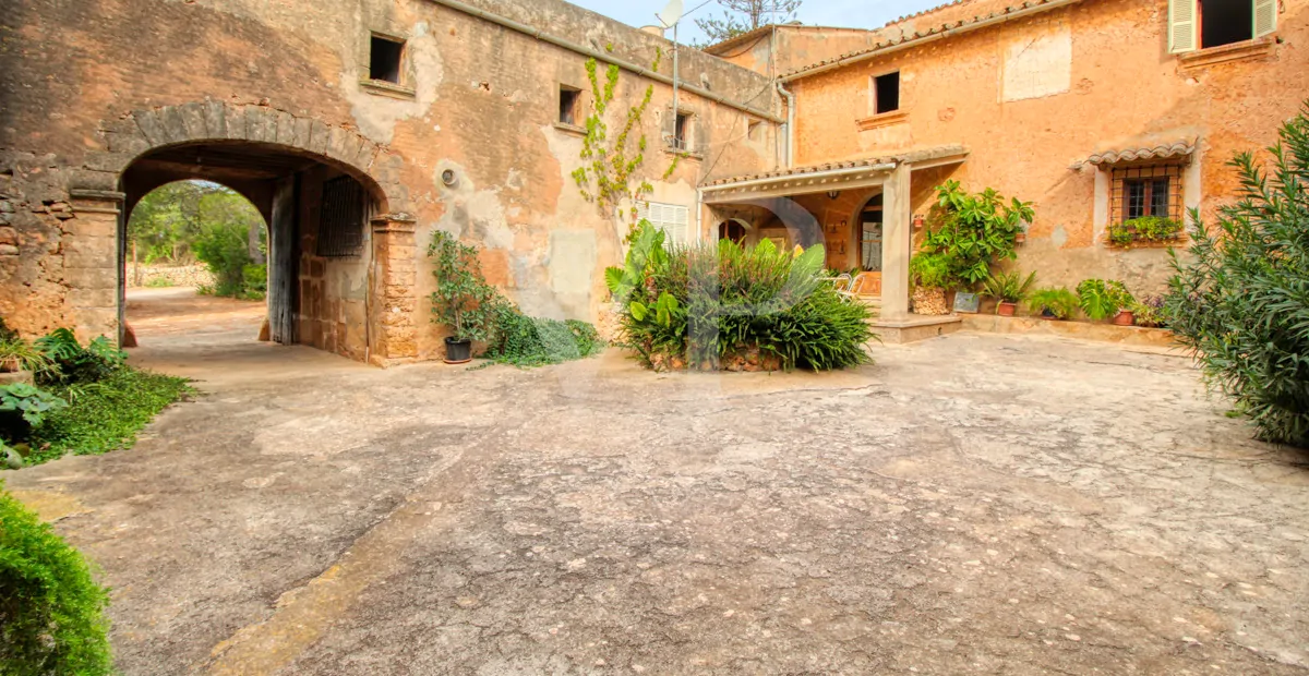 Zu renovierendes Haus aus dem 17. Jahrhundert und großes Baugrundstück im Osten von Palma de Mallorca